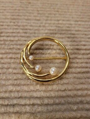 Vintage Monet Signed Gold Tone Faux Pearl Round Open Circle Brooch Pin